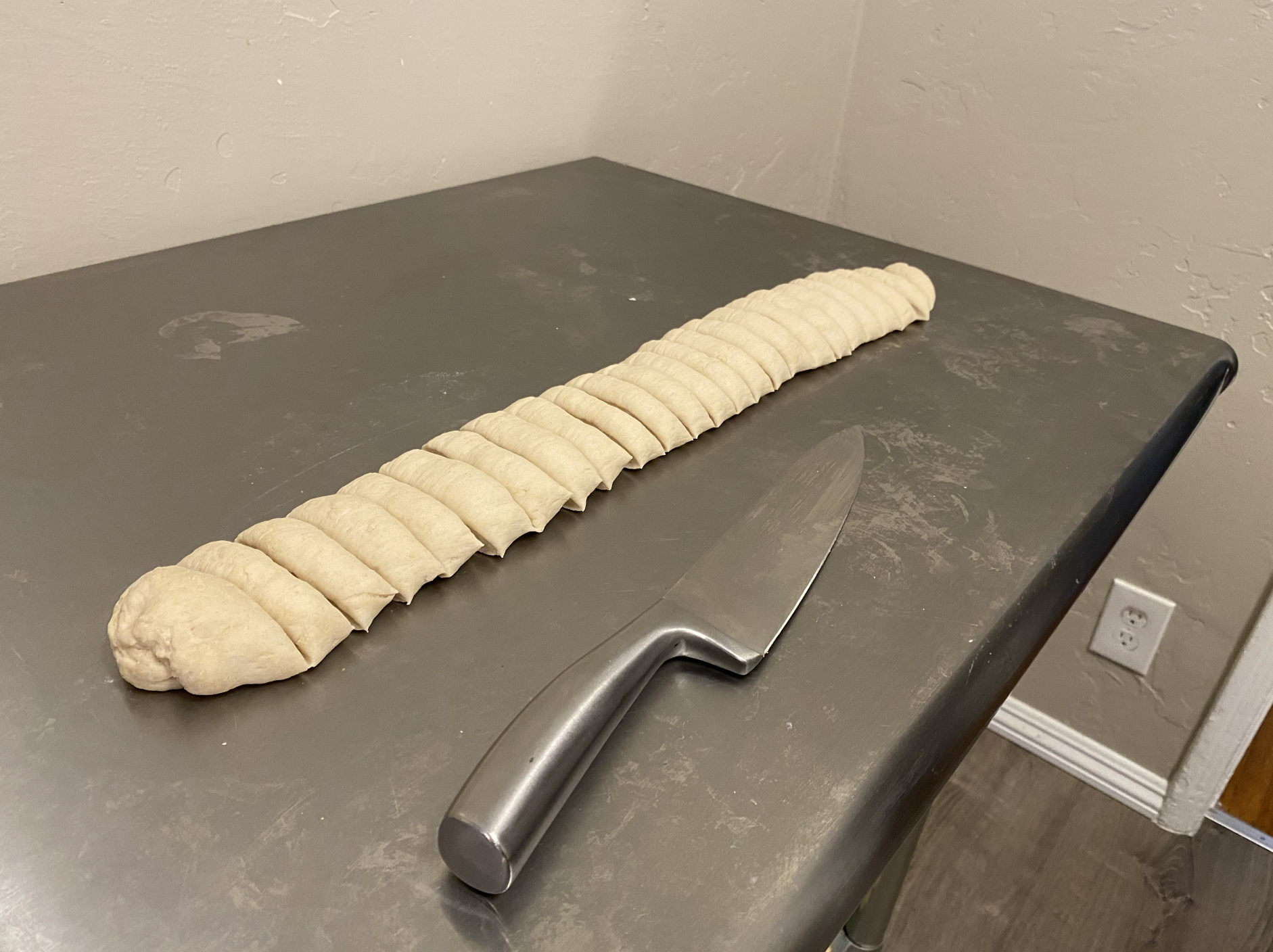 Cut the roll of dough into 20 pieces 🔪