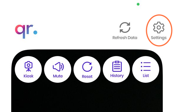 Untuk menyemak rekod kehadiran di aplikasi pada telefon pintar, log masuk aplikasi > klik 'Settings'.