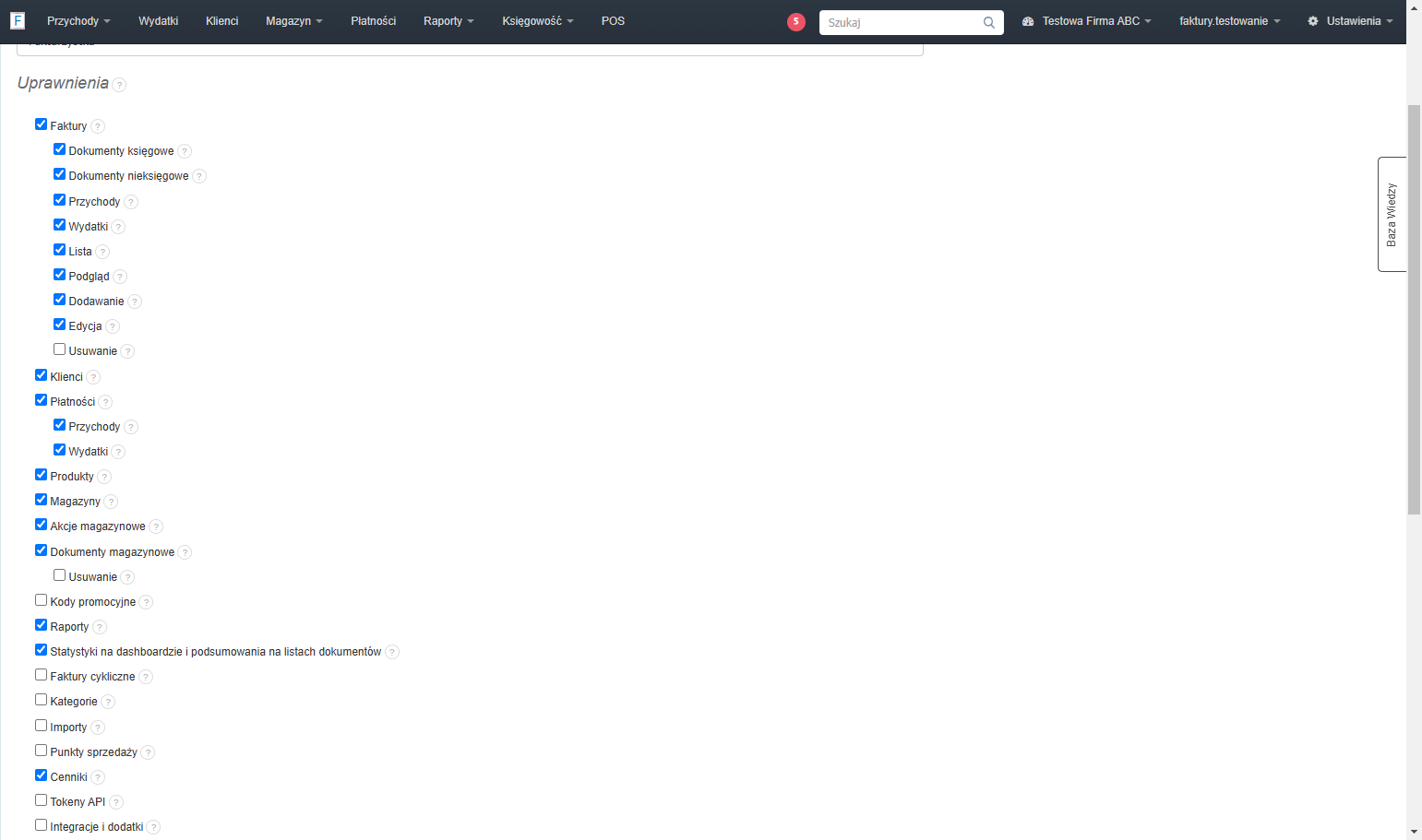 W sekcji 'Uprawnienia' zaznacz checkboxy przy tych opcjach, do których użytkownik z tą rolą będzie miał dostęp. Aktywny checkbox oznacza dostęp do tej części systemu.