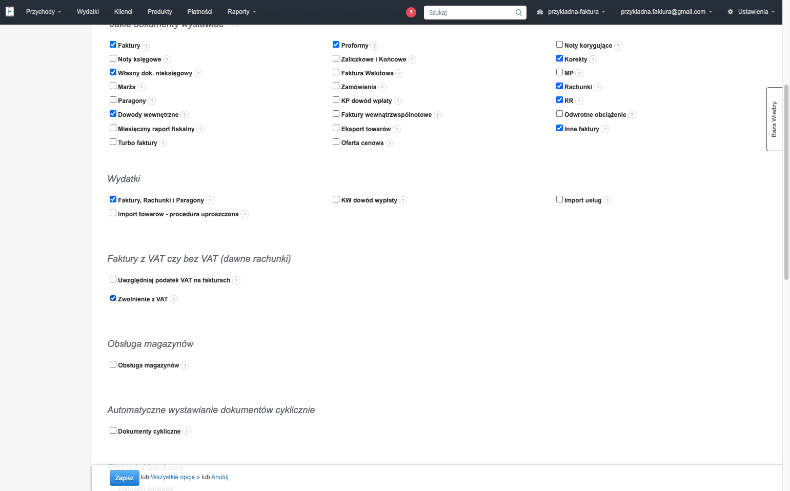 Wtedy pojawi się opcja Zwolnienie z VAT i przy niej zaznacz checkbox