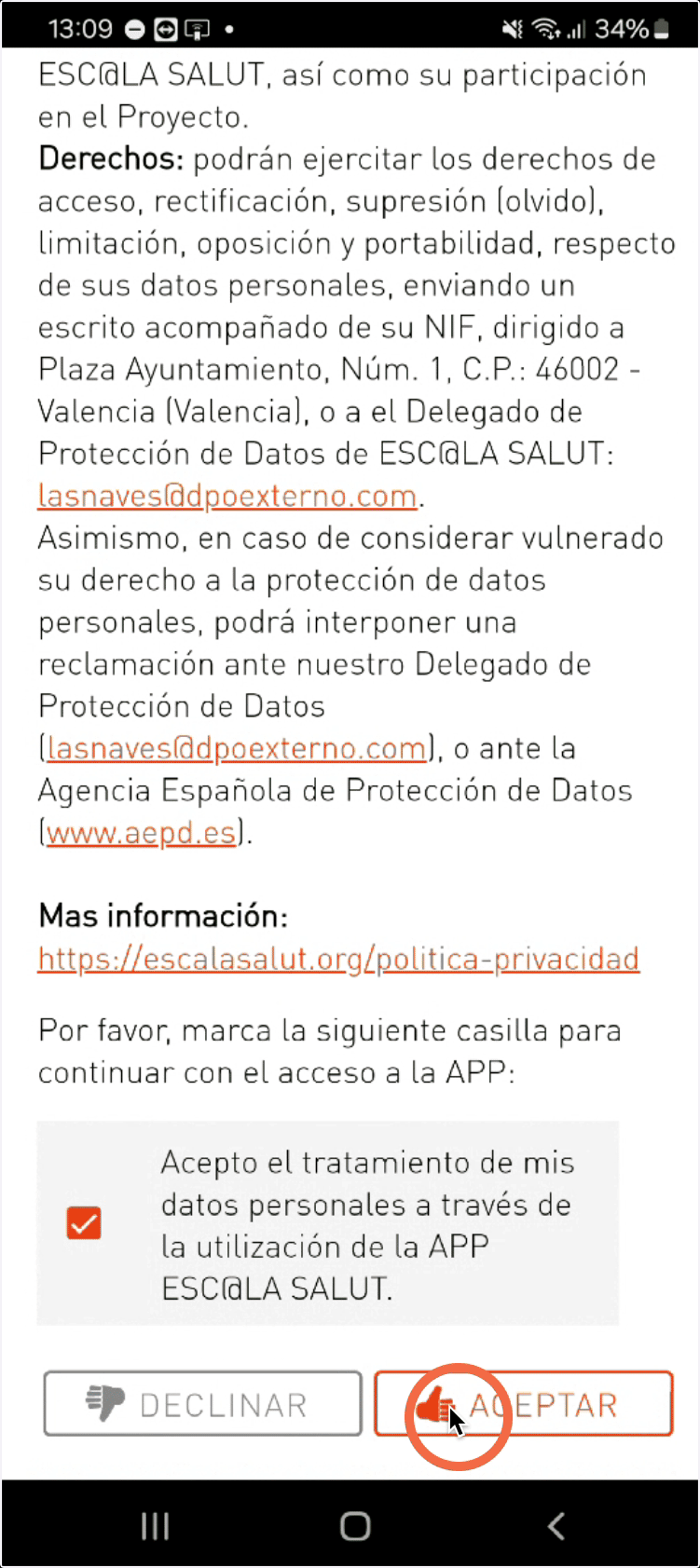 Se muestra la información sobre la política de privacidad y protección de datos. Tenemos que aceptar el tratamiento de los datos personales para continuar. Marcamos la casilla y pulsamos en aceptar