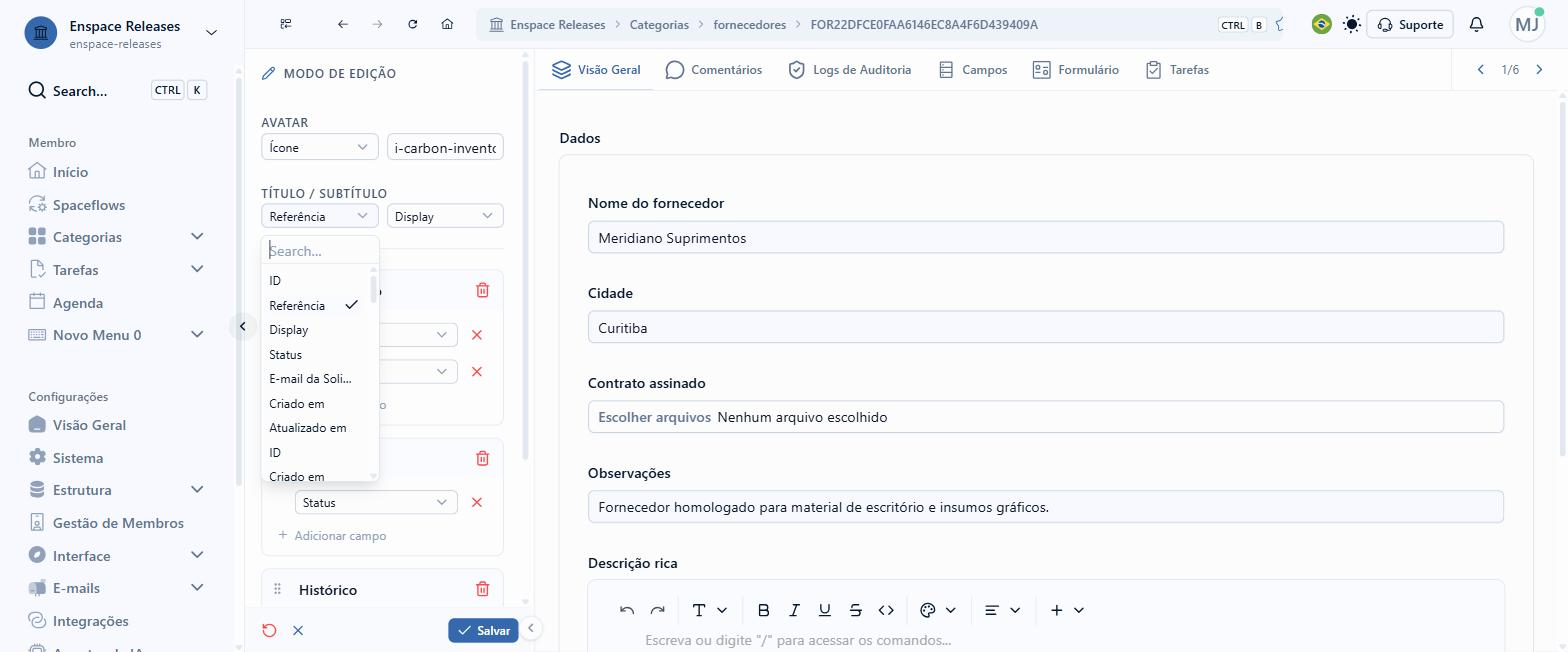 Em TÍTULO / SUBTÍTULO, cada seletor abre a lista de campos. No topo vêm os nativos, como ID, Referência, Display, Status, Criado em e Atualizado em; rolando a lista aparecem os campos do formulário da categoria e os do item apontado por um relacionam