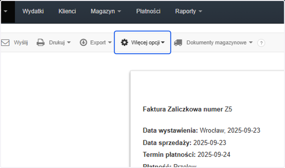 Aby zamknąć transakcję, przejść do podglądu wybranej faktury zaliczkowej powiązanej z zamówienie. Z menu podręcznego ponad dokumentem wybierz 'Więcej opcji'.