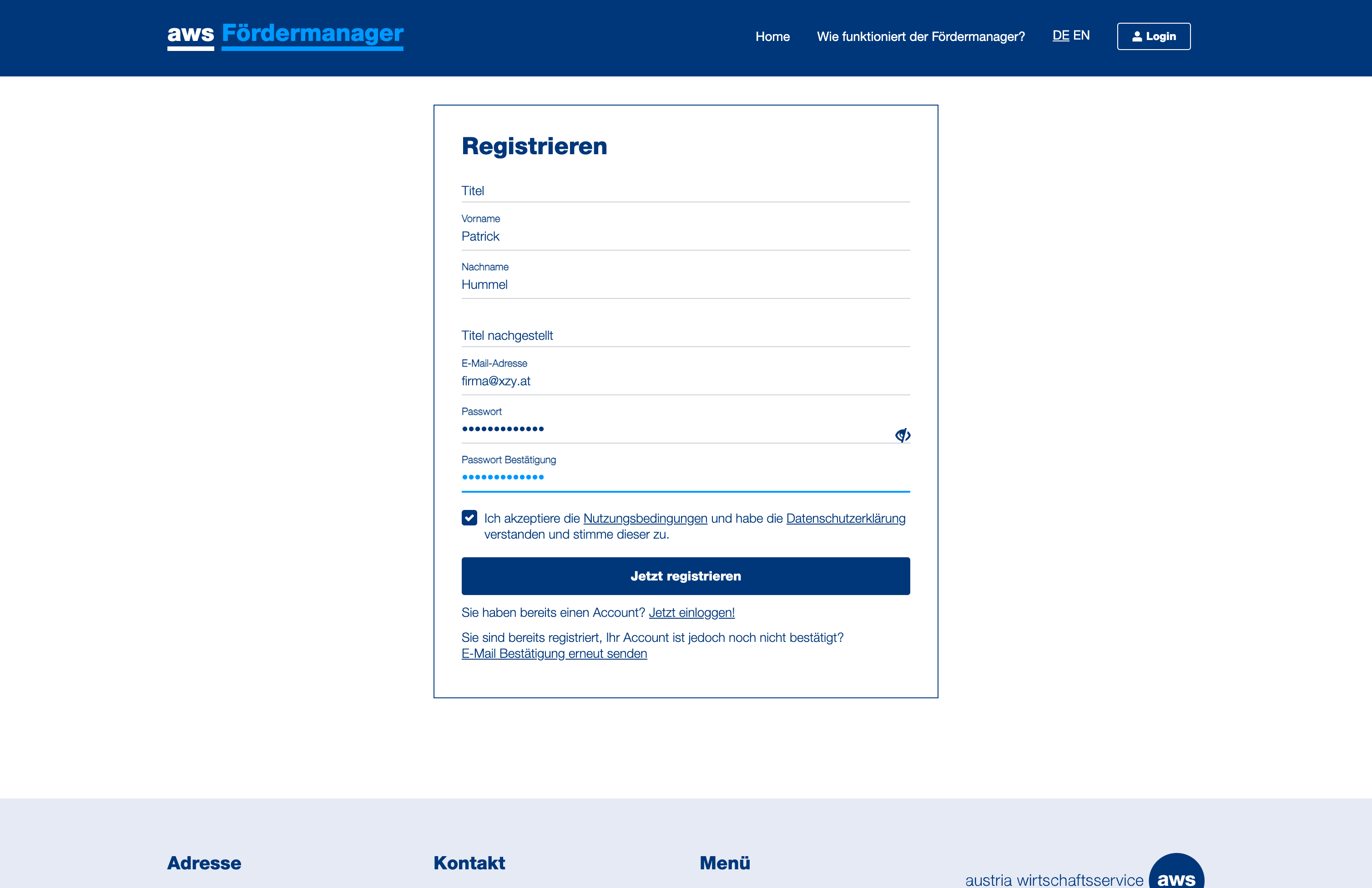 Füllen Sie Ihre Unternehmensdaten ein, wählen Sie ein Passwort, akzeptieren Sie die Nutzungsbedingungen und klicken Sie auf "Jetzt registrieren".