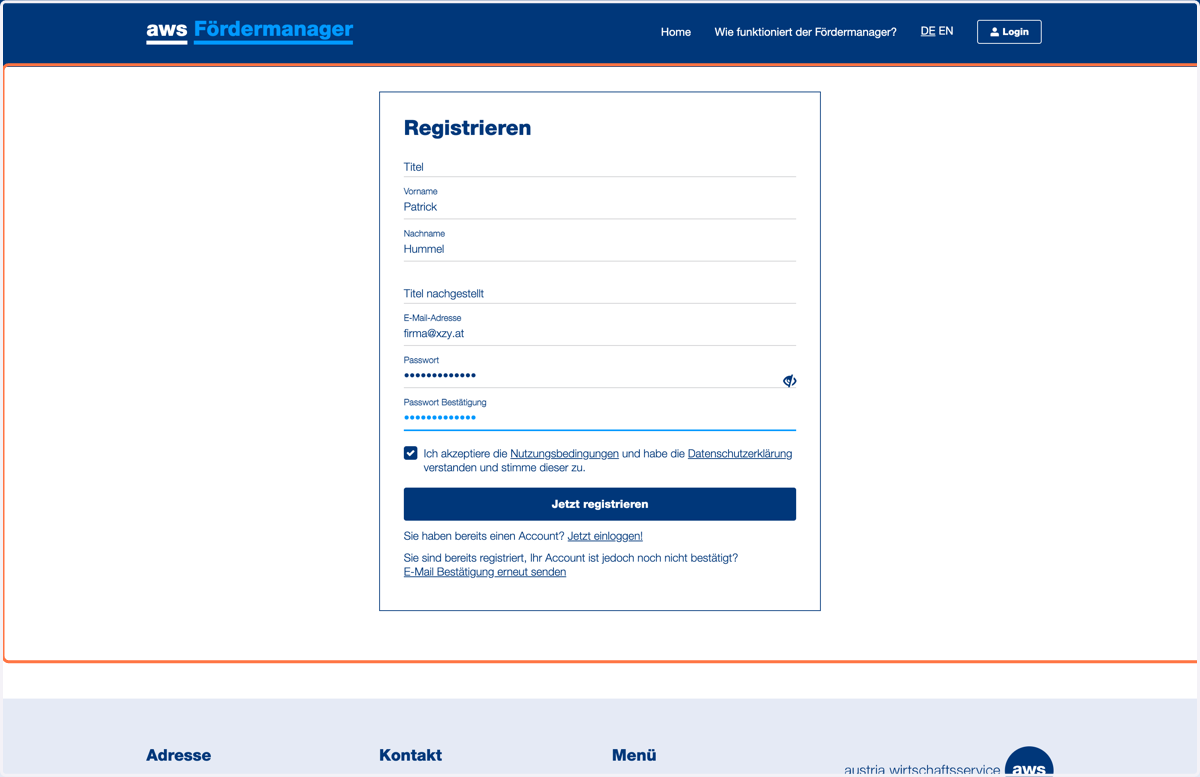 Füllen Sie Ihre Unternehmensdaten ein, wählen Sie ein Passwort, akzeptieren Sie die Nutzungsbedingungen und klicken Sie auf "Jetzt registrieren".