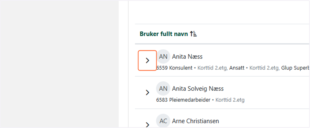 Klikk på pilen ved siden av den ansatte for å vise kursene