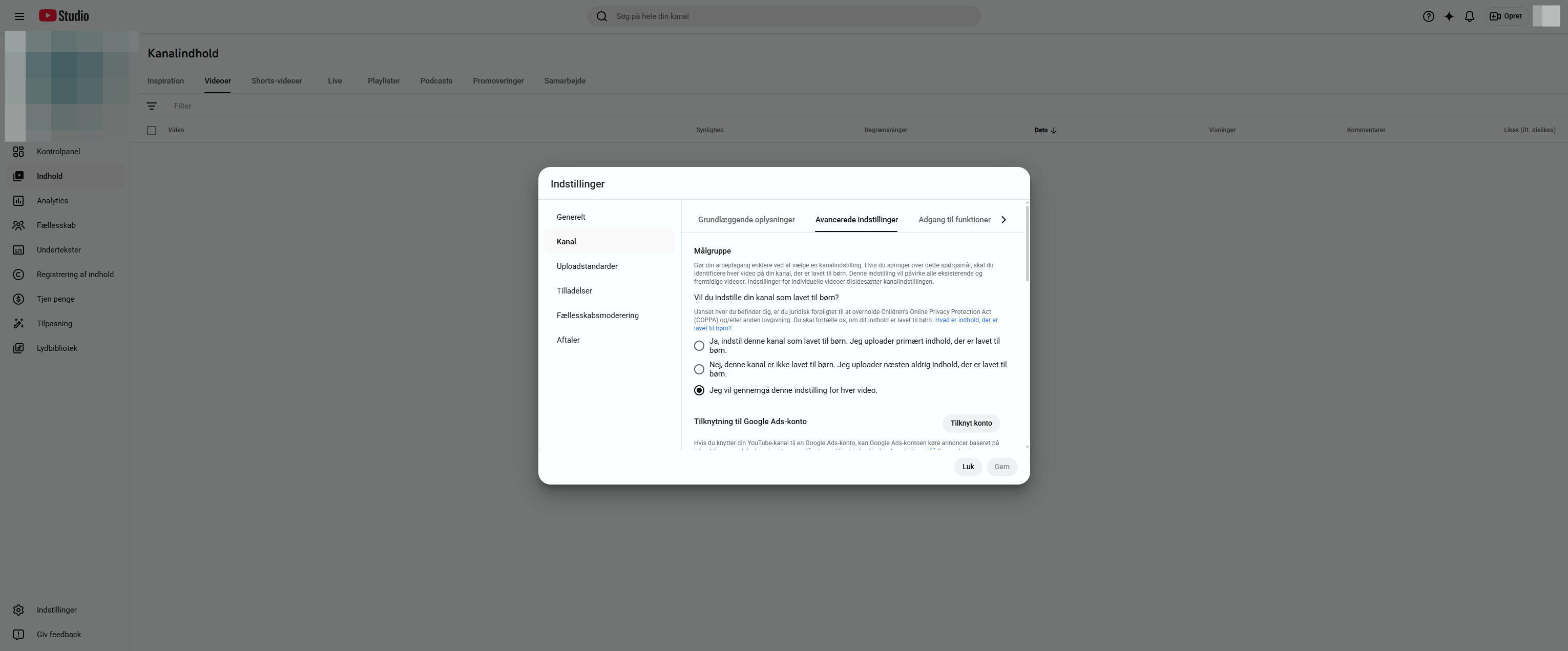 A. Klik på Kanal B. Klik på avancerede indstillinger. C. Klik på: Nej, denne kanal er ikke lavet til børn. Jeg uploader næsten aldrig indhold, der er lavet til børn.
